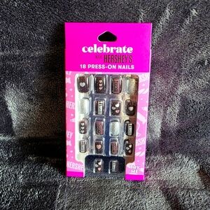 New adult celebrate WITH HERSHEY'S 18 press-on nails for Valentine's day, Easter